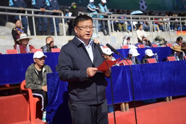 周琦扭伤膝盖痛苦倒地 被担架抬出球场